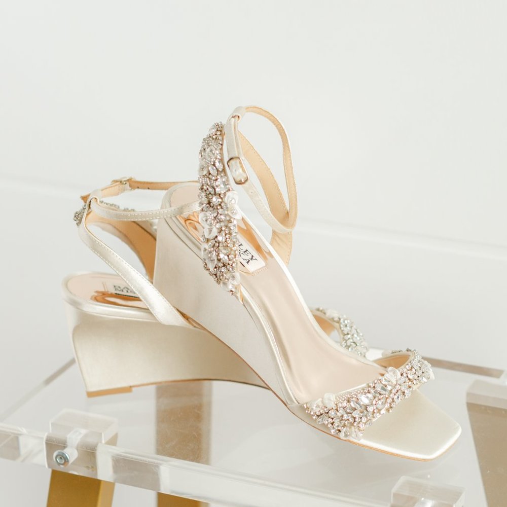 Badgley Mischka Blakeley Ivory Satin 7.5 Women's Wedge Heels Bridal